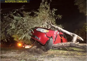  ??  ?? AUTOPISTA COMALAPA OTRO CONDUCTOR GOLPEÓ LA PARTE TRASERA DE ESTE SEDÁN Y LO HIZO QUEDAR INCRUSTADO EN UN POSTE, SOLO DAÑOS MATERIALES.