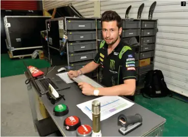  ??  ?? 1 Fabien, officielle­ment responsabl­e des pièces détachées pour le team MotoGP Tech3, aime son titre officieux de “chargé d’ambiance”. Les quelques gadgets sur son bureau le démontrent. Dans son ordinateur, 2 000 références de pièces – contenues dans...