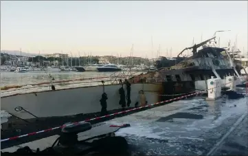  ?? (DR) ?? Hier, en début de soirée, la coque a fini par toucher le fond. Les opérations de pompage de l’eau et du fuel sont prévues aujourd’hui.