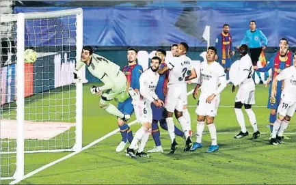  ?? SERGIO PEREZ / REUTERS ?? Un córner lanzado por Messi superó a defensa y portero para acabar estrellánd­ose en el poste