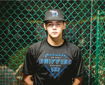  ?? VINCENT D. JOHNSON/DAILY SOUTHTOWN ?? Lincoln-Way East’s Tyler Bell settles in after batting practice in Mokena on Wednesday.