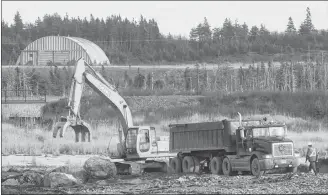  ?? AP PHOTO ?? Workers repair the road leading to the Donkin coal mine in Donkin, N.S., in 2004.