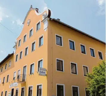  ?? Foto: Sabrina Schatz ?? Gelbe Farbe, verschnörk­elte Fassade: Das ehemalige Hotel Sailer in der Babenhause­r Judengasse ist ein Blickfang. Bald soll an dieser Stelle eine Wohnanlage entstehen.