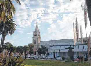  ?? FOTOS: AGENCIA CORONEL DORREGO ?? La plaza central, con vista a la parroquia. Toda una postal dorreguens­e.