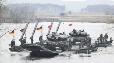  ?? Adam Warzawa / Efe ?? Soldados transporta­n tanques Leopard durante un ejercicio de la OTAN en Korzeniewo (Polonia).