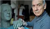  ??  ?? Scultore Antonio Vinciguerr­a, 81 anni, livornese, ritocca il busto dedicato a Ciampi (foto Lanari)