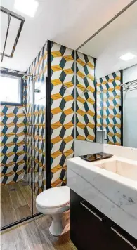  ?? FOTOS: MAURA MELLO ?? O banheiro, também com cores neutras, foi o único local reformado no apartament­o
