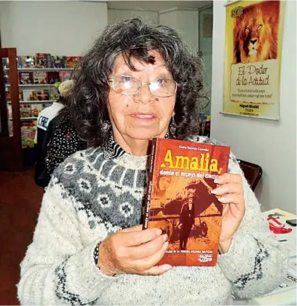  ?? DANIEL JAMES ?? Autora. Gaby Vallejo junto a su obra “Amalia”.