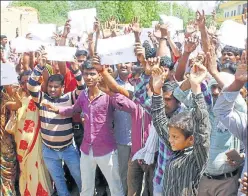  ?? HT ?? The locals who didn’t want to be identified said people were brought in vehicles from other constituen­cies and the participat­ion of the people of Makhi was negligible in the protest.