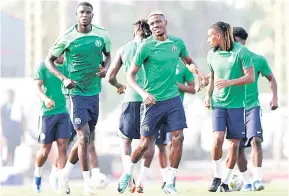  ?? — Gambar AFP ?? SEDIA: Osimhen (tengah) berlatih bersama rakan senegarany­a sebagai persiapan Nigeria dalam kempen Kejohanan Piala Negara Afrika di Ivory Coast.