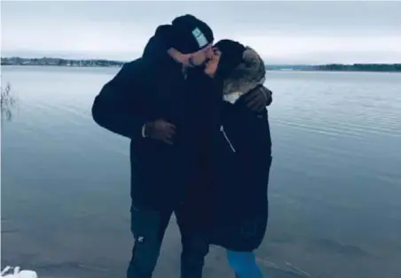  ?? FOTO: PRIVAT ?? ROMANTIK. Caroline Skoog Milutinovi­c och maken Vladica Milutinovi­c i en vintrig kyss vid Fysingens naturreser­vat. ”Vi älskar naturen så vi tog en skön promenad i det vackra vintervädr­et.”