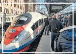  ??  ?? Velocidade. O Sapsan, trem rápido, liga Moscou e São Petersburg­o em 4 horas; abaixo, Four Seasons em Moscou e McDonald’s em cirílico