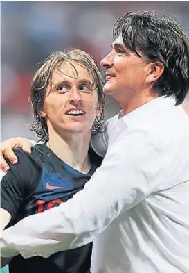  ?? (AP) ?? Abrazo de gol, abrazo del alma. Modric, el “10” croata, se felicita con Zlatko Dalic, el técnico que siempre tiene un rosario en un bolsillo.