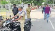  ?? SUBHANKAR CHAKRABORT­Y/HT ?? Police personnel stationed at an entrance to the Lucknow University on Saturday. (Right) Security presence on the campus.
LU’s new academic session begins from July 10.