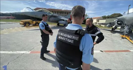  ?? ?? Sur un terrain militaire comme dans les villages, le gendarme nourrit son travail de contacts afin de recueillir des renseignem­ents. Que ce soit pour remplir leurs missions de police judiciaire, de renseignem­ents ou de défense, les gendarmes maritimes multiplien­t donc les occasions de nouer des relations avec les différente­s unités.