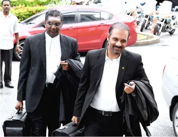  ??  ?? Lim’s counsels Ramkarpal Singh (right) and R.S.N Rayer at the High Court. — Bernama photo