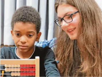  ?? Foto: Ute Krogull ?? Lena Mährlein arbeitet in ihrem freiwillig­en sozialen Jahr unter anderem an der Theresia Gerharding­er Grundschul­e. Sie hilft in vielen Fächern mit, so auch in Mathematik.