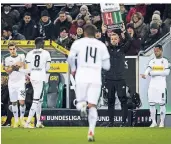  ?? FOTO: IMAGO ?? Hier wird der Sieg eingewechs­elt: Florian Neuhaus (l.) und Raffael (r.) beginnen ihren Arbeitstag für Borussia am Sonntag im Austausch für Denis Zakaria (2.v.l.) und Alassane Plea.