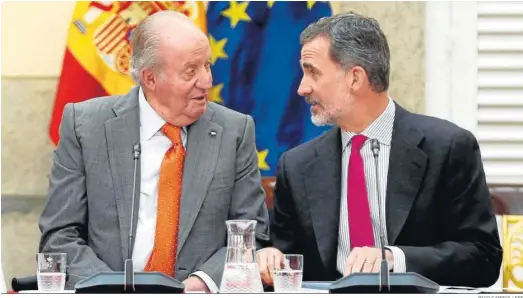  ?? PACO CAMPOS / EFE ?? Don Juan Carlos y don Felipe conversan en la reunión del patronato de la Fundación Cotec en mayo de 2019.