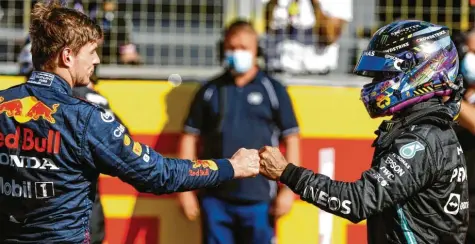  ?? Foto: Hoch Zwei ?? Führen auf und neben der Strecke ein erbitterte­s Wm duell: Herausford­erer Max Verstappen (links) und Weltmeiste­r Lewis Hamilton.