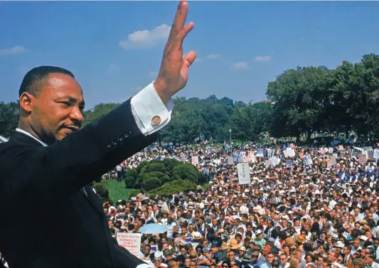  ??  ?? “TENGO UN SUEÑO”. En la imagen, Martin Luther King saluda en el exterior del Lincoln Memorial a los asistentes a la Marcha sobre Washington, el 28 de agosto de 1963, poco antes de pronunciar su mítico discurso Tengo un sueño. El 4 de abril de 1968 fue asesinado en Memphis, Tennessee.