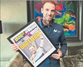  ?? FOTO: M.MONTILLA ?? Oro eterno. MD obsequió ayer a Valverde con la portada del diario del día posterior a proclamars­e campeón del mundo. “Muchísimas gracias, me hace mucha ilusión”, afirmó