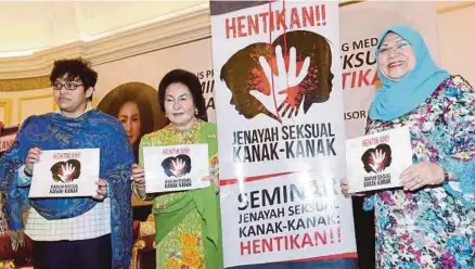  ?? [FOTO FARIZ ISWADI ISMAIL/BH] ?? Rosmah (dua dari kiri) diiringi Rohani (kanan) dan Azalina merasmikan Majlis Prapelanca­ran dan Sidang Media Seminar Jenayah Seksual Kanak-kanak:hentikan!! di Seri Perdana Putrajaya, semalam.