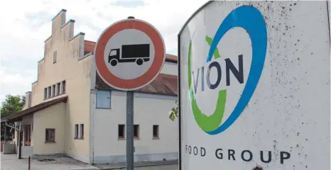  ?? FOTO: ARCHIV/JUNGWIRTH ?? Die Vion Food Group wird noch im Laufe des Julis den Schlachtho­f in Riedlingen in direkter Nachbarsch­aft zur Stadthalle schließen.