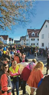  ?? Fotos: CCD Deubachia ?? Prall gefüllte Straßen: Am Faschingsd­ienstag ist in Deubach sprichwört‰ lich die Hölle los.