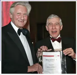  ??  ?? PROUD: Lord Heseltine gives Jack Straw his 48 Group fellowship in 2007