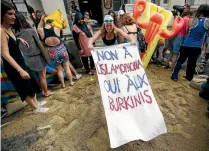  ?? REUTERS ?? Protesters demonstrat­ing against the burkini bans outside the French Embassy in London this week.