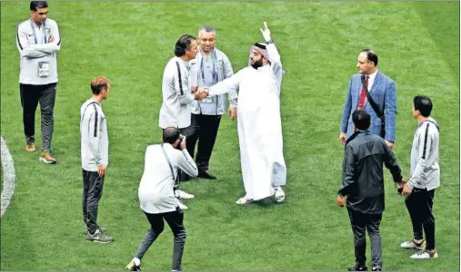  ??  ?? SALUDO INSTITUCIO­NAL. Turki Al Sheikh, ministro de deportes de Arabia Saudí, saluda al selecciona­dor argentino Juan Antonio Pizzi.