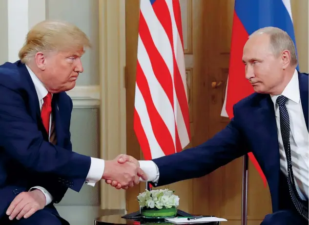  ??  ?? Il saluto La stretta di mano tra Donald Trump e Vladimir Putin nel vertice di ieri a Helsinki, in Finlandia: era il primo faccia a faccia tra i due presidenti da quando l’americano è stato eletto