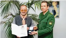  ?? Foto: Polizei ?? Polizeiprä­sident Michael Schwald dankte Markus Pölsterl für sein mutiges Eingreifen und zeichnete ihn aus.