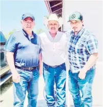  ?? ?? Reynol Esquivel Muñoz y su hijo Yovani Esquivel amigos de Mario Cedillo Infante reafirman su total apoyo al proyecto de gobierno del candidato a presidente de Guerrero.