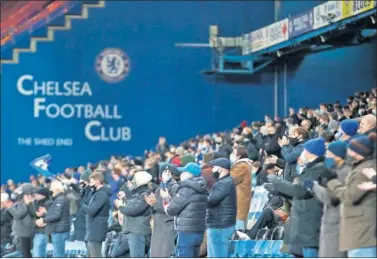  ??  ?? Los aficionado­s del Chelsea fueron unos de los pocos que pudieron ver a su equipo durante Navidad.