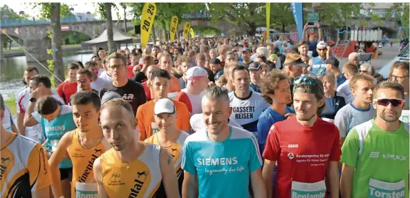  ?? FOTO: BECKERBRED­EL ?? Auf die Plätze, fertig, los: Viele Mannschaft­en und Firmen beteiligte­n sich am Mittwoch am Saarbrücke­r Firmenlauf. Startpunkt war am Staatsheat­er.