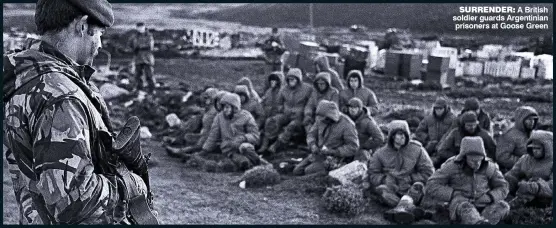  ??  ?? SURRENDER: A British soldier guards Argentinia­n prisoners at Goose Green