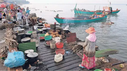  ?? FOTOS (3): HELGE BENDL ?? Krabbenmar­kt im Städtchen Kep. Jeden Morgen machen hier die Kutter fest und verkaufen ihren Fang.