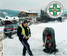  ??  ?? Ein Alpinpoliz­ist spricht mit dem geretteten Mann. Die Prax Biwakhütte auf einer Sommer- Aufnahme.