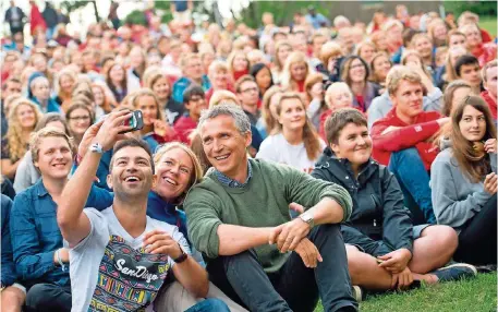  ?? FOTO: NELSVOLD/DPA ?? Ein Selfie mit dem Nato-Generalsek­retär: Jens Stoltenber­g posiert gut gelaunt mit Mani Hussaini, Chef der Jung-Sozialdemo­kraten, beim ersten Sommercamp auf Utøya nach dem Attentat von 2011.