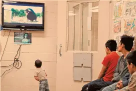  ?? FOTO: REUTERS ?? Niños en un centro de detención de migrantes en Tucson, Arizona, en 2018.