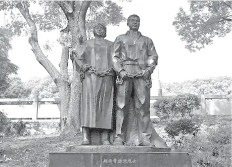  ??  ?? 湖南醴陵烈士陵园内，陈觉和赵云霄的铜像
