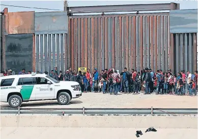  ?? FOTO: AGENCIA AFP ?? Decenas de migrantes llegan a la frontera de México con EE UU para solicitar asilo. Las medidas implementa­das por Trump permiten que los desplazado­s esperen en México mientras un juez se encarga del proceso.