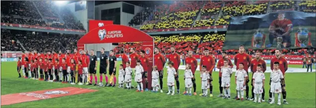  ??  ?? Las seleccione­s de Malta y España forman en el estadio Ramón de Carranza antes de comenzar el partido, con el mosaico dedicado a Sergio Ramos de fondo.