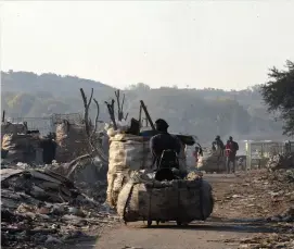  ?? Picture: Nigel Sibanda ?? OPPORTUNIS­TIC. Recyclers at a dumping site in Soweto on Monday.