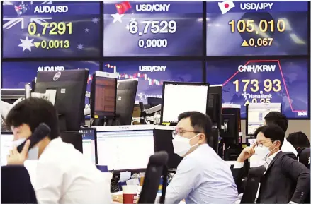  ??  ?? Currency traders work at the foreign exchange dealing room of the KEB Hana Bank headquarte­rs in Seoul, South Korea on Sept 17. Asian stock markets declined Thursday after the US Federal Reserve indicated its benchmark interest rate will stay close to zero at least through 2023 but announced no ad
ditional stimulus plans. (AP)