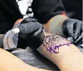  ?? /CUARTOSCUR­O ?? El registro de tatuadores con licencia lo tiene la federación