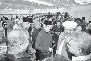  ?? — Gambar Bernama ?? RUMAH TERBUKA: Zahid (tengah) beramah mesra dengan para tetamu ketika hadir pada majlis rumah terbuka Aidilfitri anjuran Jakel di Jakel Mall, Kuala Lumpur, semalam.