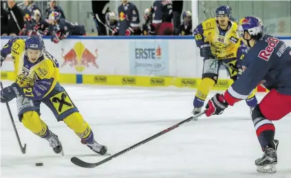  ?? BILD: SN/KRUG ?? Mit vier Treffern schoss Tobias Dinhopel (l.) die RB Juniors fast im Alleingang k. o.